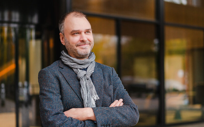 Portretti valokuva Petrus Laaksosesta Tietokuja 2 rakennuksen ulkopuolella kuvattuna.