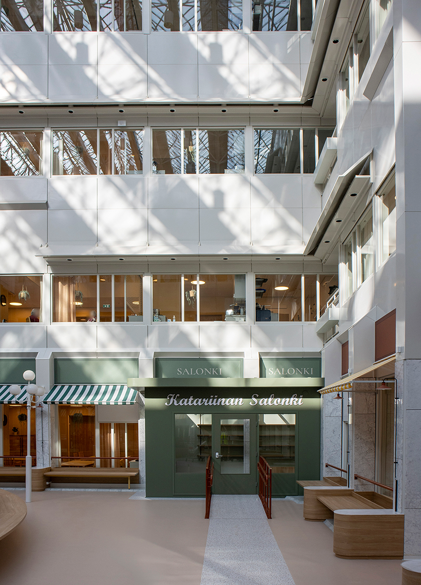 Näkymä marmoriatriumista. Tila tulvii luonnonvaloa, pinnat ovat vaaleat.